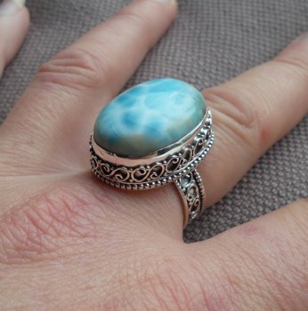 Zilveren ring met ovale Larimar gezet in bewerkte setting 18.5 m